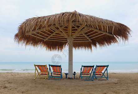 沙滩上的椅和雨伞图片