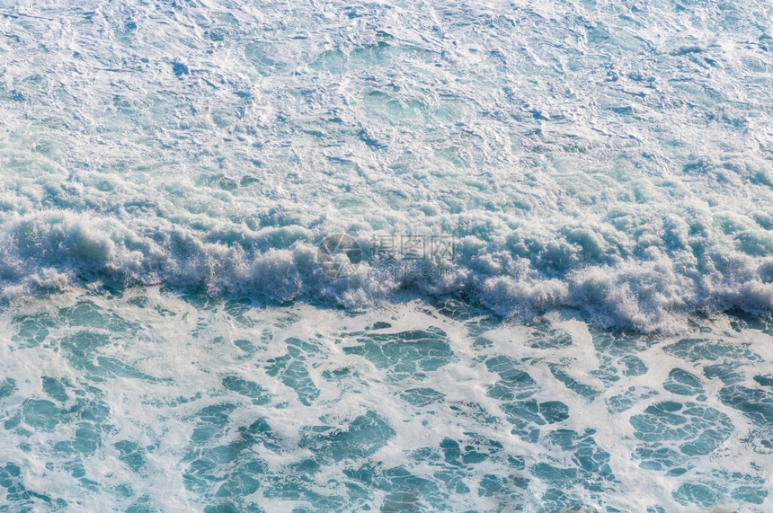 有波浪和泡沫的蓝海图片