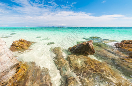 美丽的绿石晶海水中的岩石图片