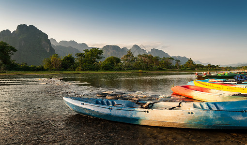 在老挝VangVieng的南宋河上背景图片