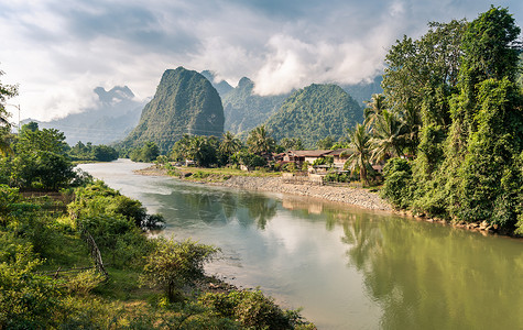 老挝VangVieng南宋河景观背景图片