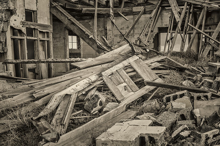 美国西南部一个鬼城的旧房子倒塌黑白的金背景图片