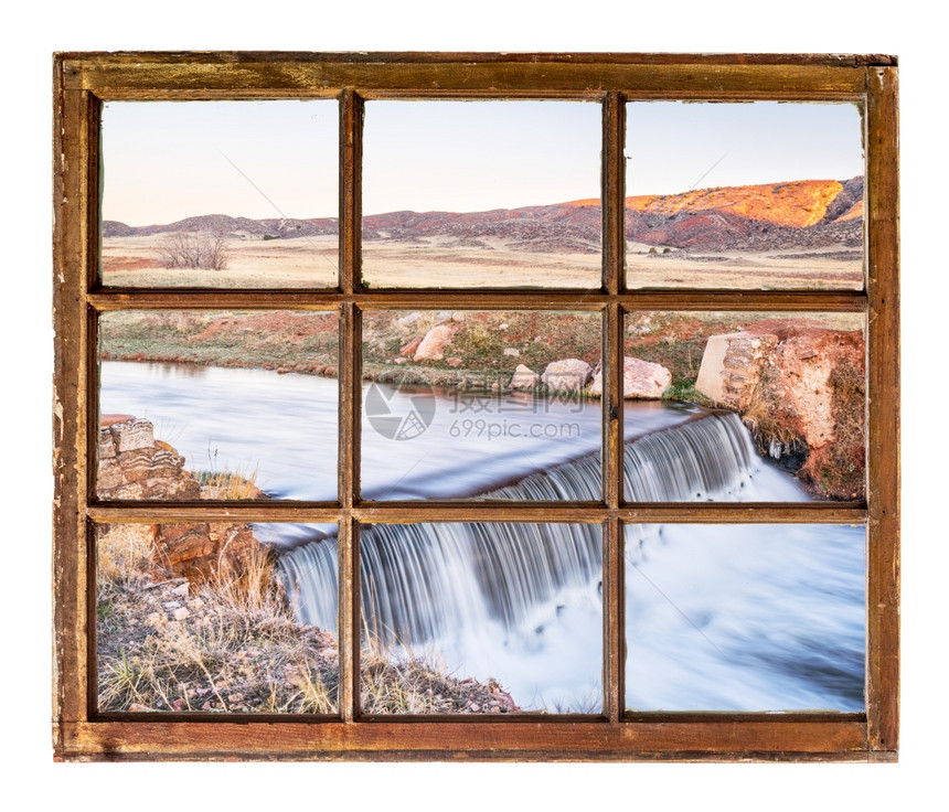 科罗拉多山丘小溪大坝透过古老的肮脏用玻璃砸碎的窗图片