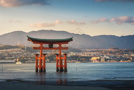 岩岛神庙附近的宫Miyajima大浮门OTorii的日落景OTorii图片