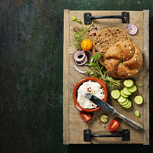 土制面包和新鲜的素食三明治蔬菜草药奶油酪的新鲜原料图片
