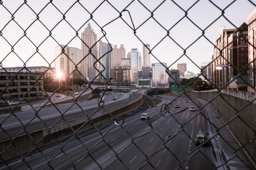 清晨城市天际透过铁丝网栅栏日出亚特兰大市风景乔治亚州美国图片