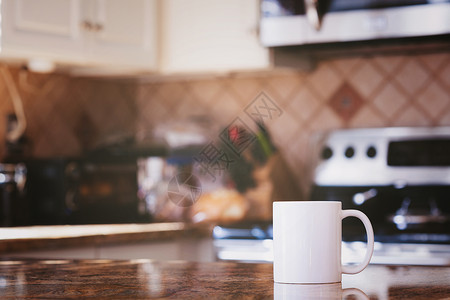 现代厨房室内和白色咖啡杯背景图片