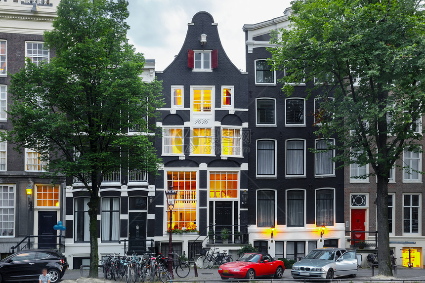 荷兰阿姆斯特丹夜房荷兰夜房阿姆斯特丹街道夜市对典型荷兰的人住宅的阿姆斯特丹街道的夜市风景图片