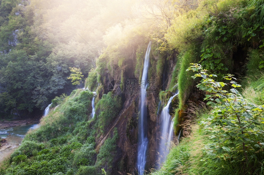 美丽的阳光明媚热带瀑布自然天堂图片