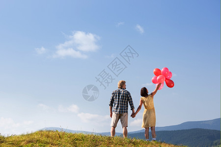 爱的年轻情侣天空背景有气球的年轻情侣图片