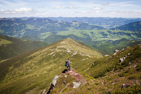 夏季山地风景男人站在岩石山上图片