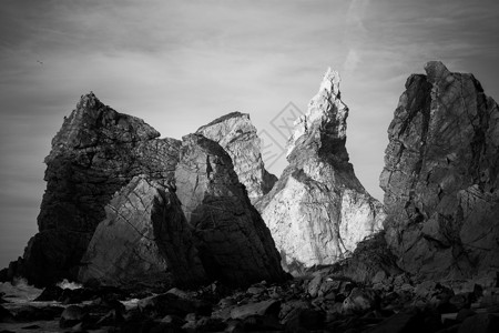 葡萄牙Ursa海滩大西洋沿岸的岩石海线黑白照片图片