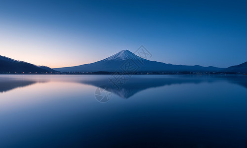 清晨富士山和平的湖面反射高清图片