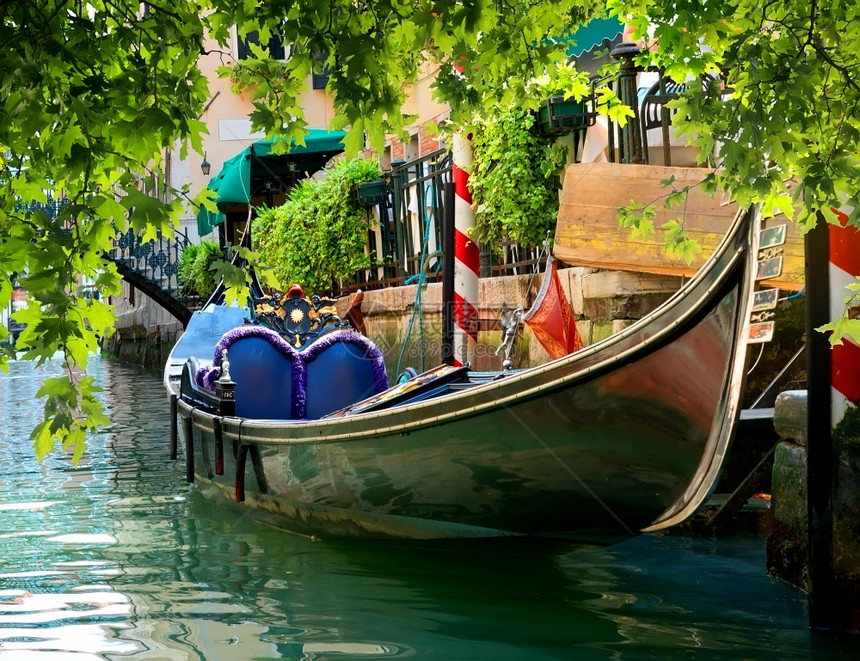 意大利威尼斯水街上美丽的Gondola图片