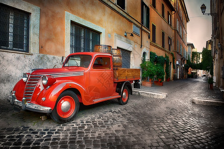 意大利罗马Trastevere街上的红色旧车图片