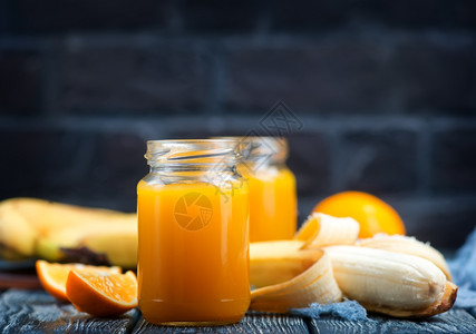 香蕉果汁和桌上橙子图片