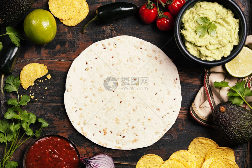 墨西哥玉米片薯配有自制新鲜的guacomole酱和古老背景的Salsa图片