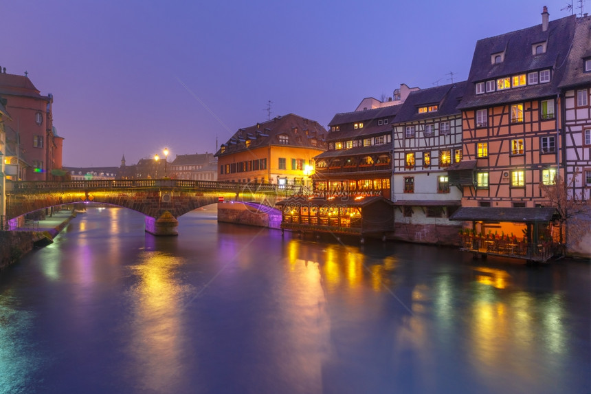 夜间小法国斯特拉堡阿尔萨传统Alsattian半双形房屋和桥梁法国Alsace特拉斯堡图片