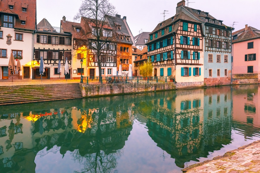 上午在法国小地方斯特拉堡阿尔萨和法兰西小地方传统的有镜子反射半双形Alsatian半形房屋法国阿尔萨斯图片