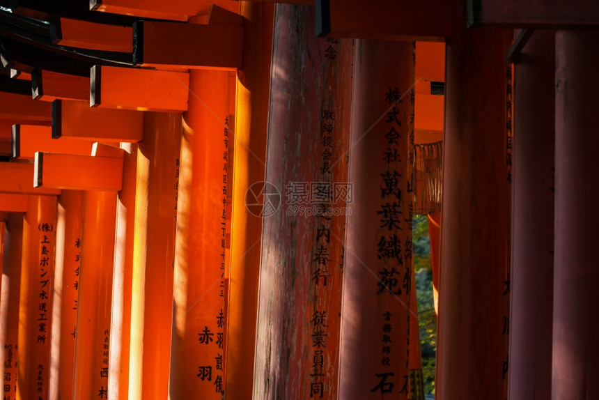 关闭日本京都FushimiInari神社的托里门图片