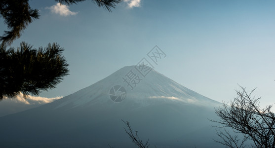 富藤山多云图片