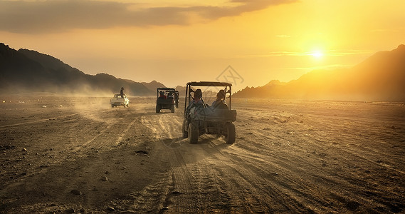 许多越野吉普车正前往埃及沙漠高清图片
