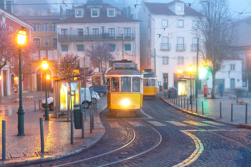 在葡萄牙里斯本Alfama的Alfama最古老的旧城区Alfama街的著名古老黄色28辆Thalam葡萄牙里斯本大雾的清晨图片