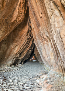 犹他州穆阿布地区沙石岩下塔舍尔隧道进入83英尺长的自然隧道图片