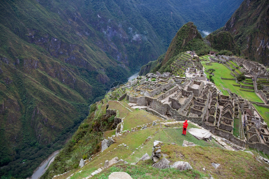 MACHUPICCHU1205年月日游客在MachuPicchu的MachuPicchu站点行走图片