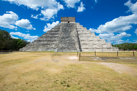 墨西哥ChichenItza场地的KukukulkanPyramid背景图片