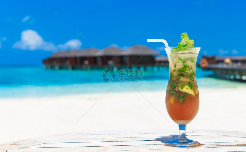 背景带模糊沙滩的鸡尾酒图片