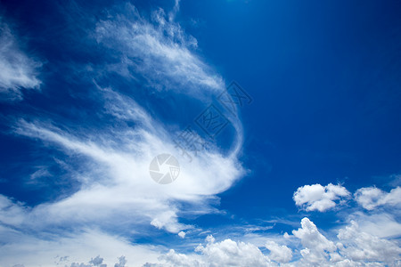 蓝色天空中的云彩背景图片