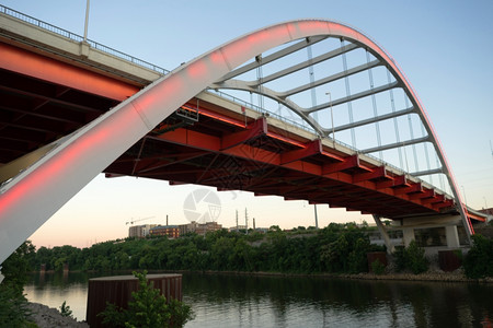 红光建在纳什维尔的这座独特桥梁里图片
