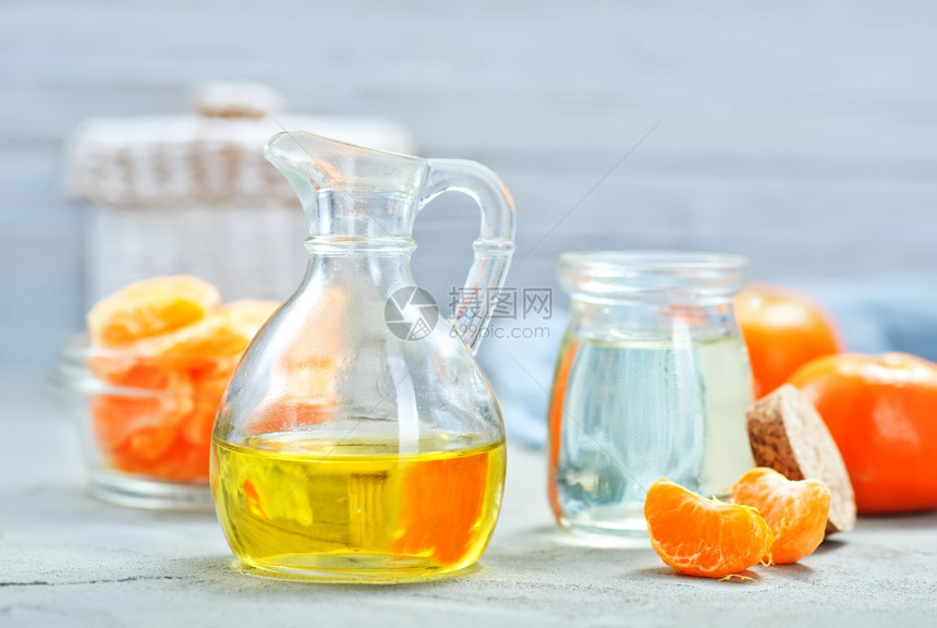玻璃瓶和桌上的橘子油图片