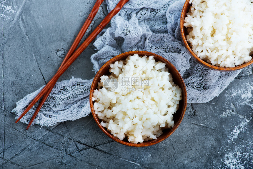 碗里煮饭桌子上图片