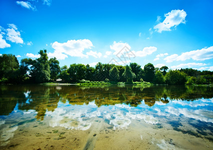 乌克兰夏季湖边海滩图片