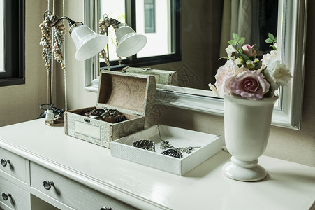 美容和化妆概念镜像光珠宝和桌上的化妆盒背景图片