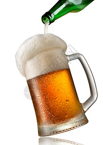 啤酒倒进杯子里白种背景被孤立图片