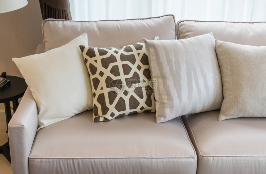 现代客厅沙发上有一排枕头图片