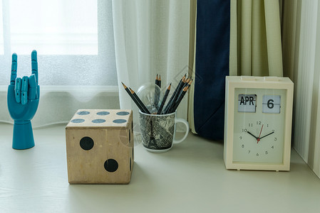 装饰桌房间里有铅笔和钟表图片