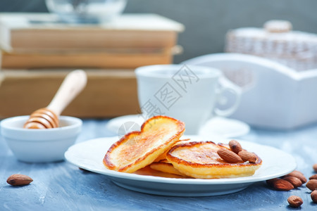 盘子上和桌的煎饼图片