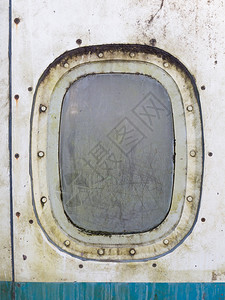破旧的飞机的窗口视图图片