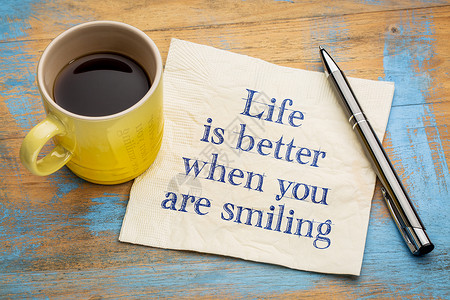 当你微笑时生活会更好鼓舞人心的笔迹在餐巾纸上加一杯咖啡图片