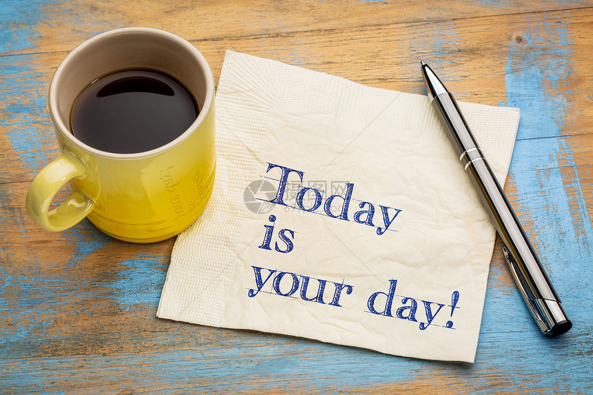 今天是你的一在餐巾纸上写有动机的笔迹加上一杯咖啡图片