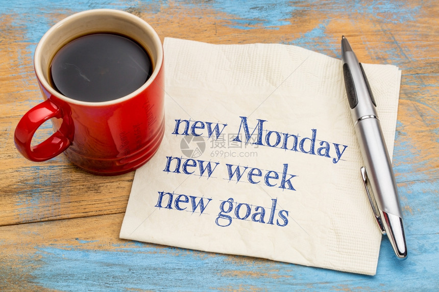 新的星期一周目标笔迹在餐巾纸上加一杯咖啡图片