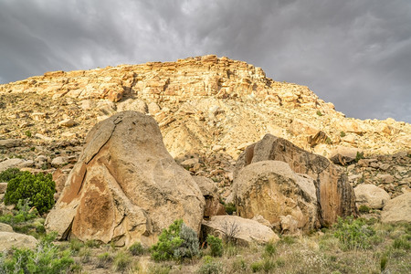 犹他东部的沙漠景观有着悬崖和巨石图片