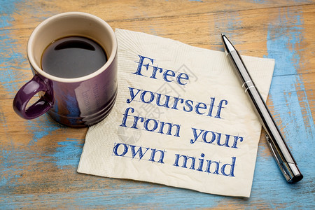 将你自己从的脑中解放出来在餐巾纸上写满灵感的笔迹加上一杯咖啡图片