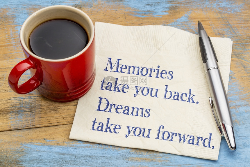 回忆将你带梦想将你向前鼓舞人心的笔迹在餐巾纸上加一杯咖啡图片