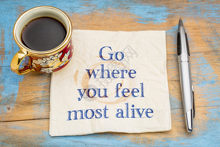走到你感觉最活着的地方在餐巾纸上写灵感的笔迹加上一杯咖啡图片