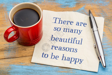 有许多快乐的美丽理由手写在餐巾纸上加一杯咖啡图片